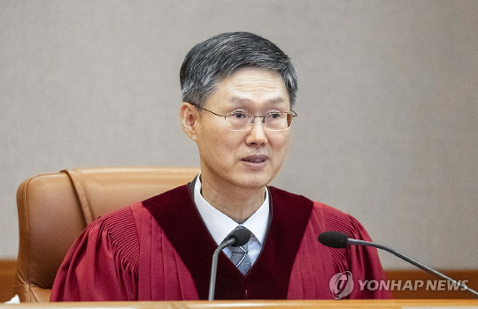 문형배 헌법재판소장 권한대행이 4일 서울 종로구 헌법재판소 대심판정에서 윤석열 대통령 탄핵심판 인용 결정문을 낭독하고 있다. 연합뉴스
